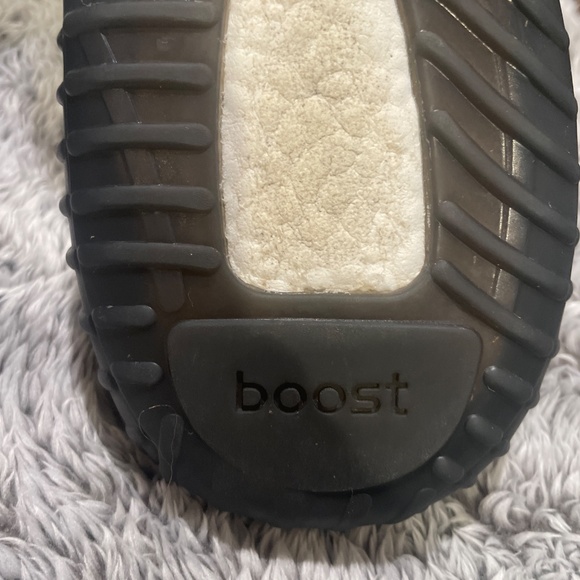 Size 9.5 Men’s Yeezy Boost 350 Bred - Picture 4 of 4